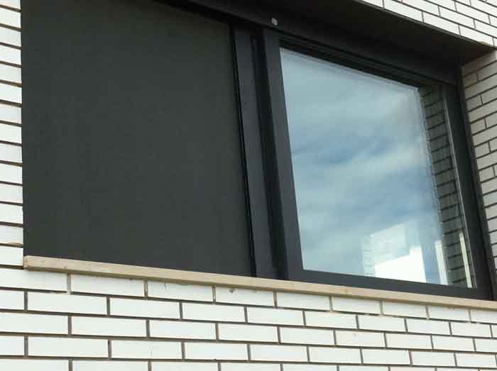Colocación de mosquitera corredera en ventana