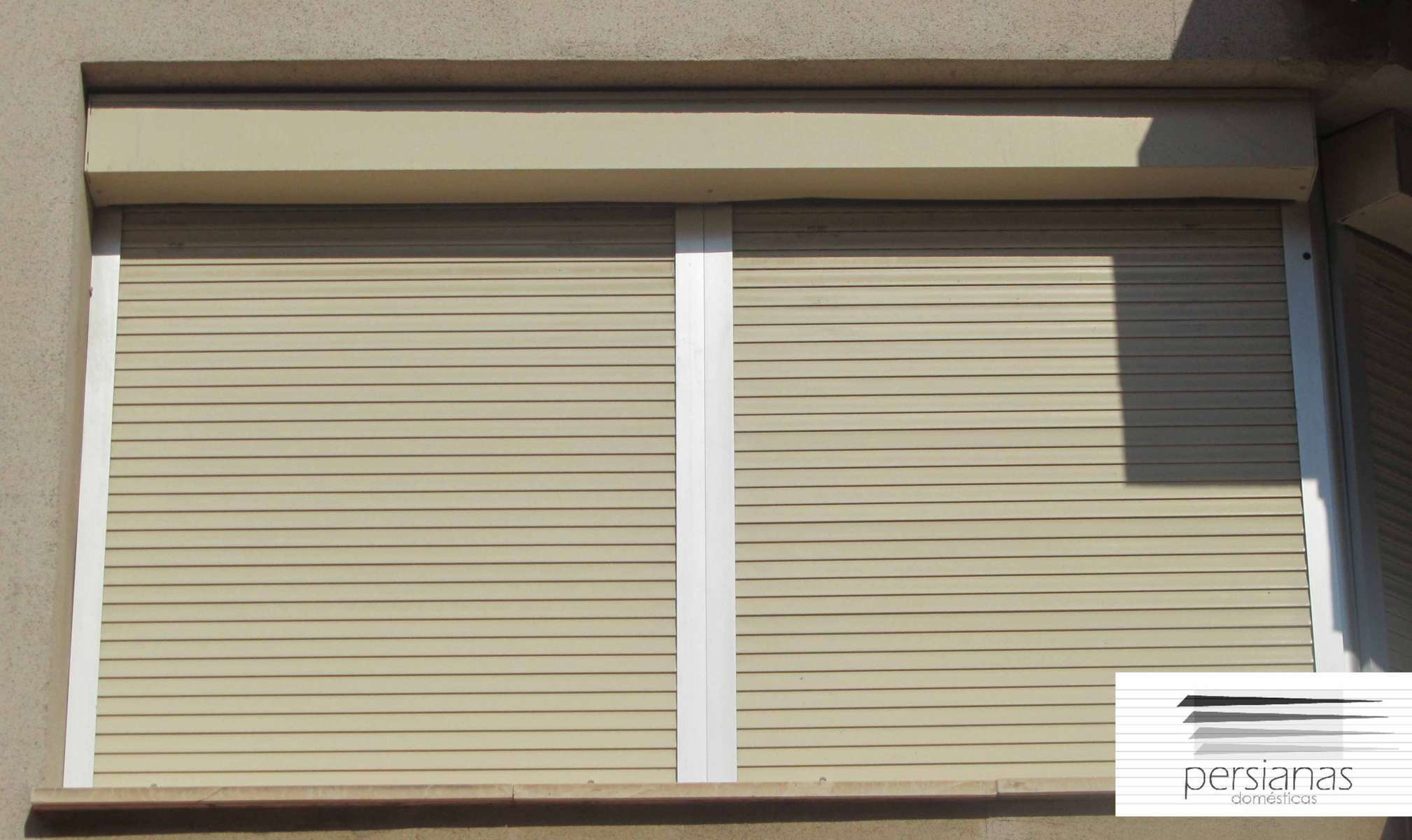 Persiana de pvc doble con cajón exterior Persiana de pvc o plástico con cajón exterior, doble.